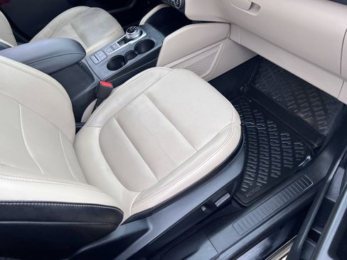 Used 2020 Ford Escape Titanium image 17