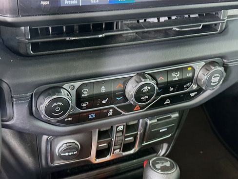 Used 2025 Jeep Wrangler Sahara image 22