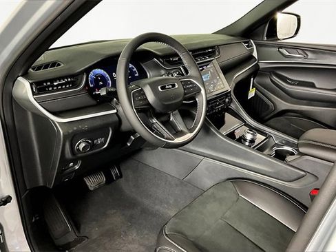 New 2025 Jeep Grand Cherokee L Altitude image 8