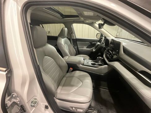 Used 2023 Toyota Highlander XLE AWD/4WD image 14