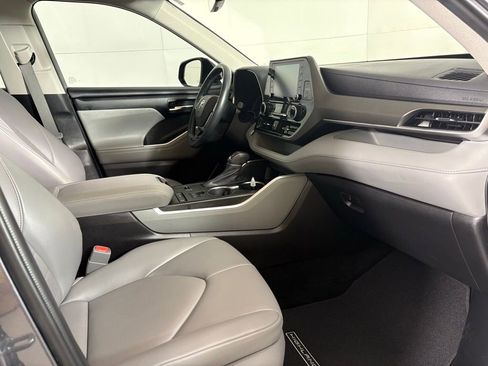 Used 2021 Toyota Highlander XLE image 14