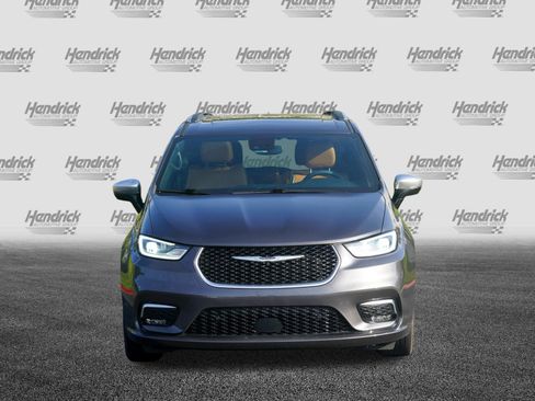 Used 2023 Chrysler Pacifica Pinnacle FWD image 3