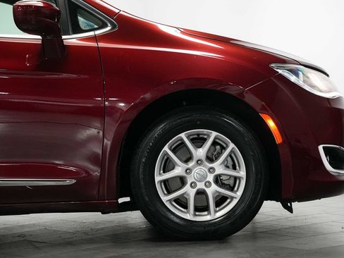 Used 2020 Chrysler Pacifica Touring-L FWD image 9