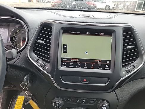 Used 2020 Jeep Cherokee Latitude w/ Cold Weather Group image 7