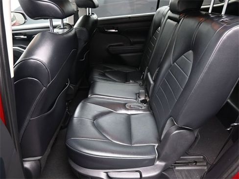 Used 2022 Toyota Highlander XLE image 12