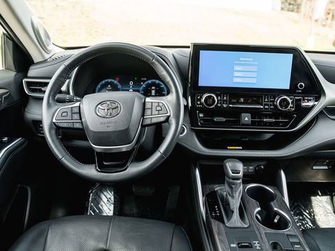 Used 2024 Toyota Highlander Limited image 13