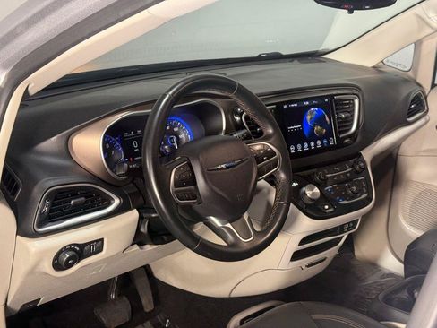 Used 2018 Chrysler Pacifica Touring-L w/ Premium Audio Group FWD image 18
