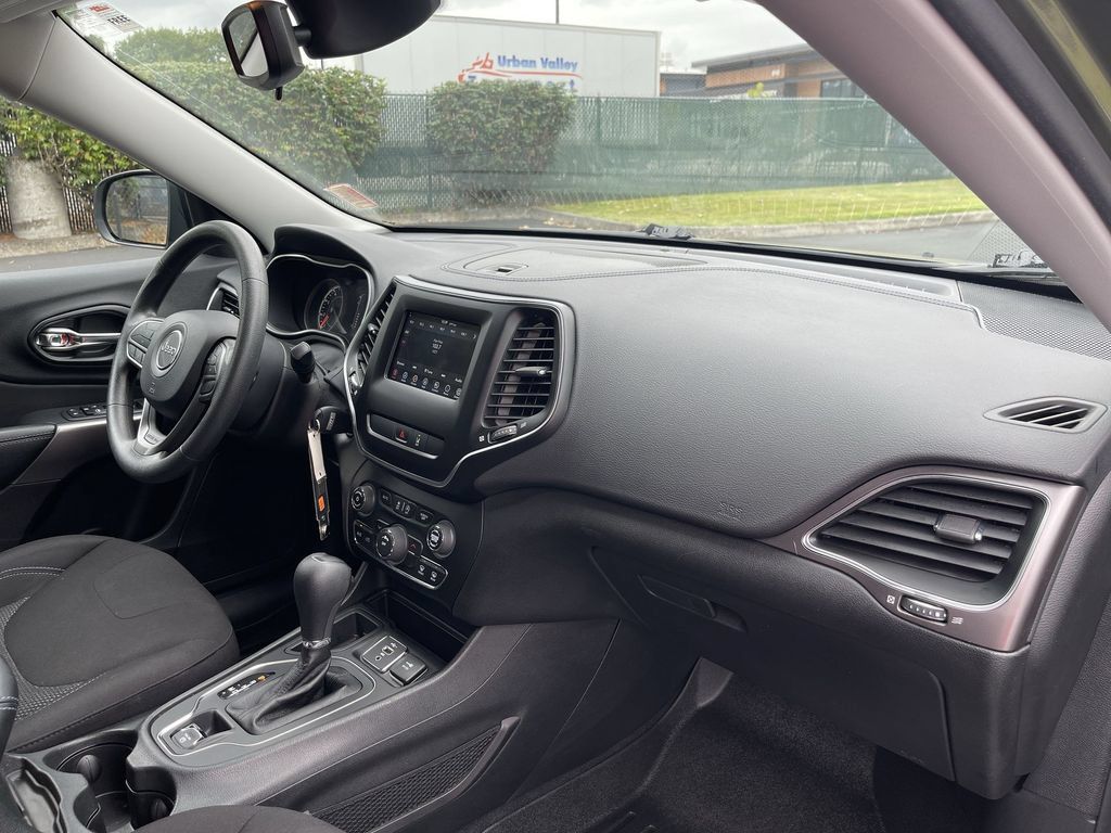 Used 2021 Jeep Cherokee Latitude FWD image 26