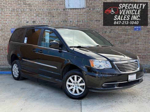 Used 2016 Chrysler Town & Country Touring image 5