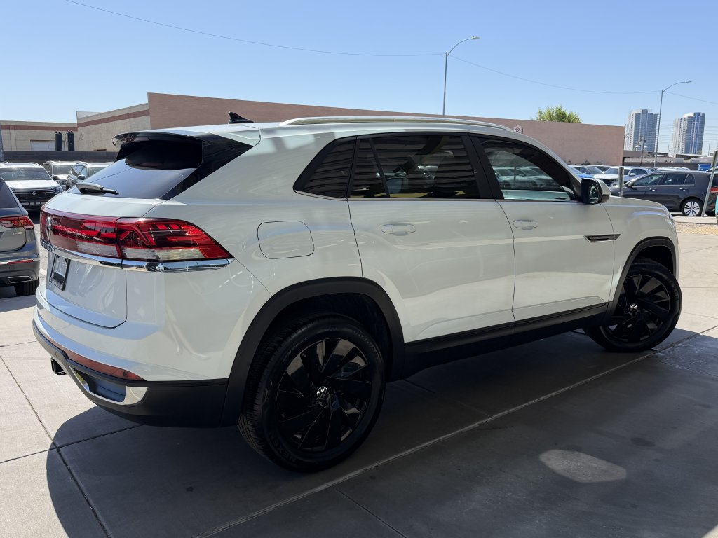 Used 2024 Volkswagen Atlas Cross Sport SE w/ Panoramic Sunroof Package FWD image 4