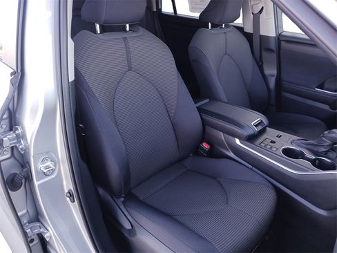 Used 2023 Toyota Highlander L image 28