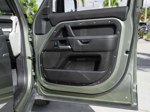 Used 2025 Land Rover Defender 110 S image 38