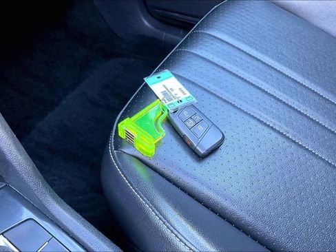 Used 2022 Volkswagen Tiguan SE w/ Panoramic Sunroof Package image 11