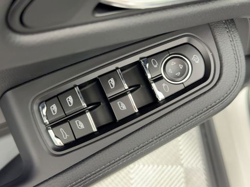 Used 2026 Porsche Macan image 13