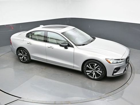 Used 2025 Volvo S60 B5 Plus AWD/4WD image 44