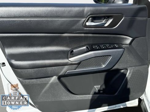 Used 2025 Nissan Pathfinder SL AWD/4WD image 18