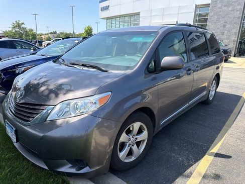 Used 2015 Toyota Sienna LE FWD image 2