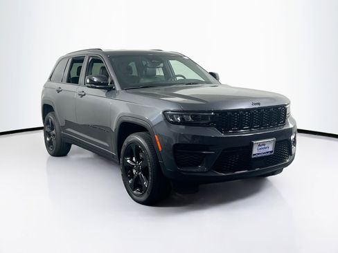 Used 2023 Jeep Grand Cherokee Altitude image 3