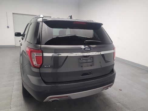 Used 2017 Ford Explorer XLT image 6