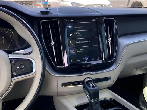 Used 2020 Volvo XC60 T5 Momentum w/ Protection Package Premier image 6