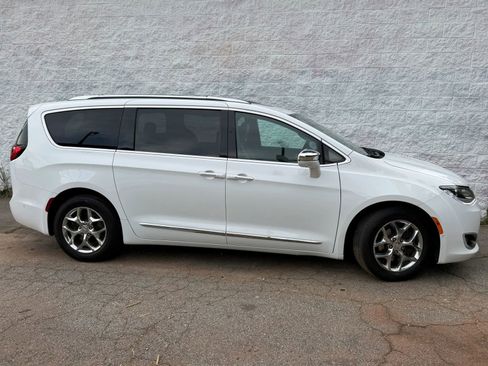 Used 2017 Chrysler Pacifica Limited w/ UConnect Theater Package FWD image 2