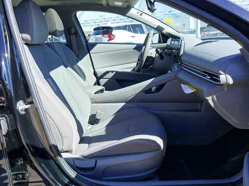 Certified 2025 Hyundai Elantra SEL image 8