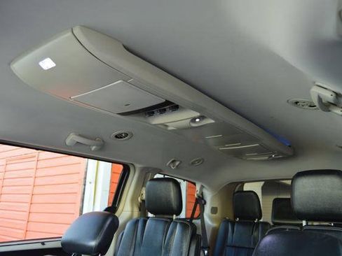 Used 2015 Chrysler Town & Country Touring FWD image 28