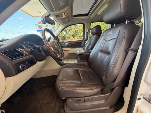 Used 2011 Cadillac Escalade Platinum AWD/4WD image 4