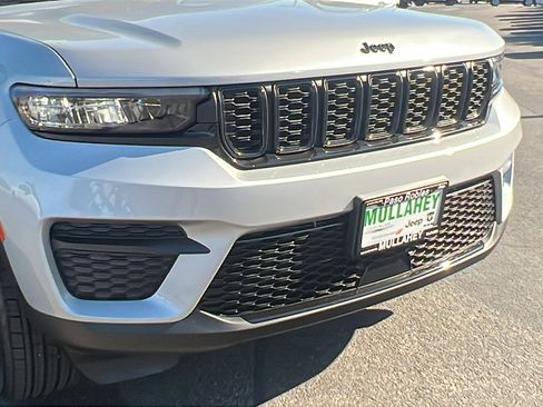 New 2025 Jeep Grand Cherokee Altitude w/ Trailer Tow Package image 10