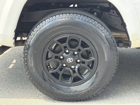 Used 2022 Toyota Tacoma SR5 AWD/4WD image 8