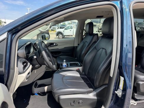 Used 2024 Chrysler Pacifica Limited FWD image 5