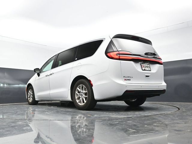 Used 2024 Chrysler Pacifica Touring-L FWD image 44