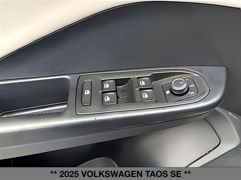Used 2025 Volkswagen Taos SE w/ Panoramic Sunroof Package image 15