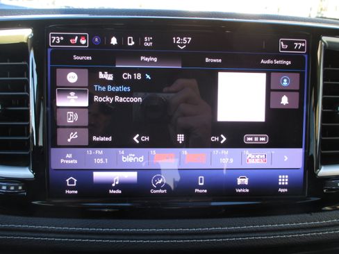 Used 2022 Chrysler Pacifica Touring-L image 17