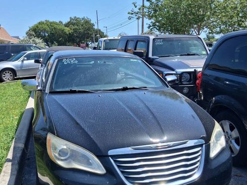 Used 2013 Chrysler 200 Limited FWD image 3