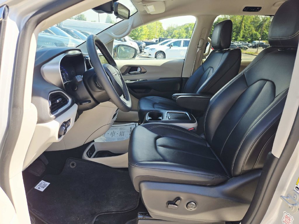 Used 2024 Chrysler Pacifica Touring-L FWD image 11