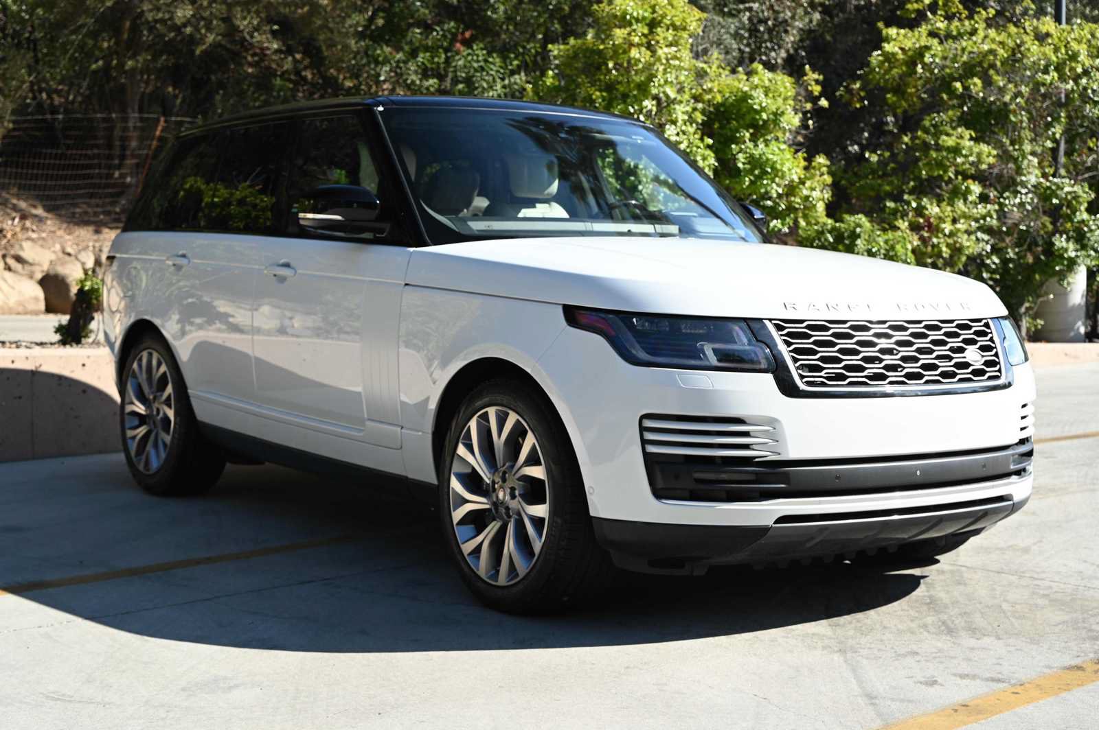 Used 2018 Land Rover Range Rover Supercharged AWD/4WD image 3