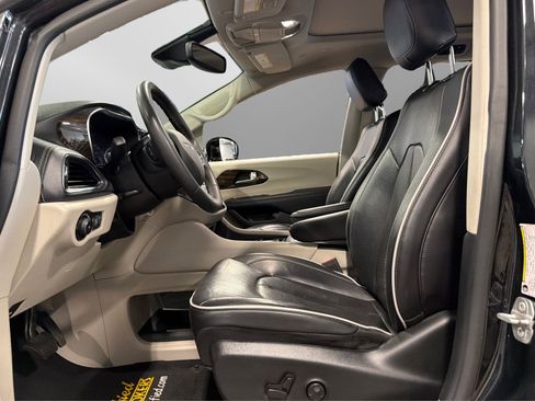 Used 2023 Chrysler Pacifica Limited FWD image 19