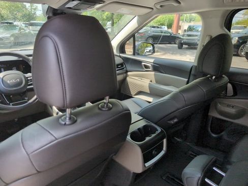 Used 2025 Kia Carnival FWD image 21