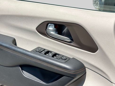 Used 2017 Chrysler Pacifica LX FWD image 15
