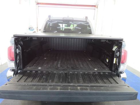 Used 2021 Toyota Tacoma TRD Off-Road image 11