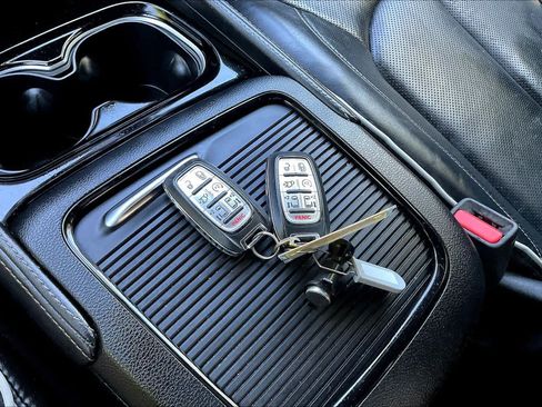 Used 2023 Chrysler Pacifica Limited w/ Uconnect Theater Family Group FWD image 15