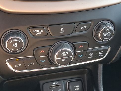 Used 2015 Jeep Cherokee Limited AWD/4WD image 17