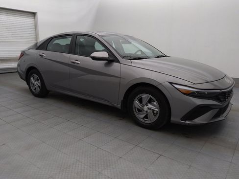 Used 2024 Hyundai Elantra SE FWD image 11