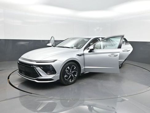 Used 2025 Hyundai Sonata SEL FWD image 9
