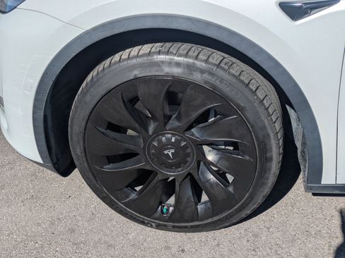 Used 2021 Tesla Model Y Long Range AWD/4WD image 14