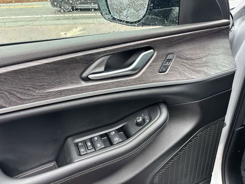 Used 2024 Jeep Grand Cherokee Limited image 14