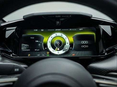 Used 2025 Aston Martin V8 Vantage Coupe image 23