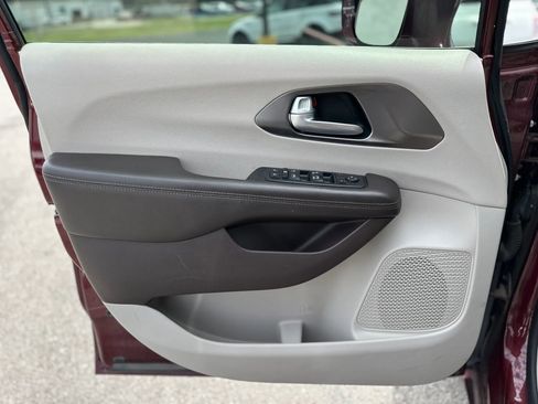 Used 2017 Chrysler Pacifica Touring-L FWD image 21