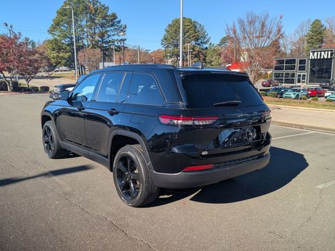 Used 2023 Jeep Grand Cherokee Altitude image 7